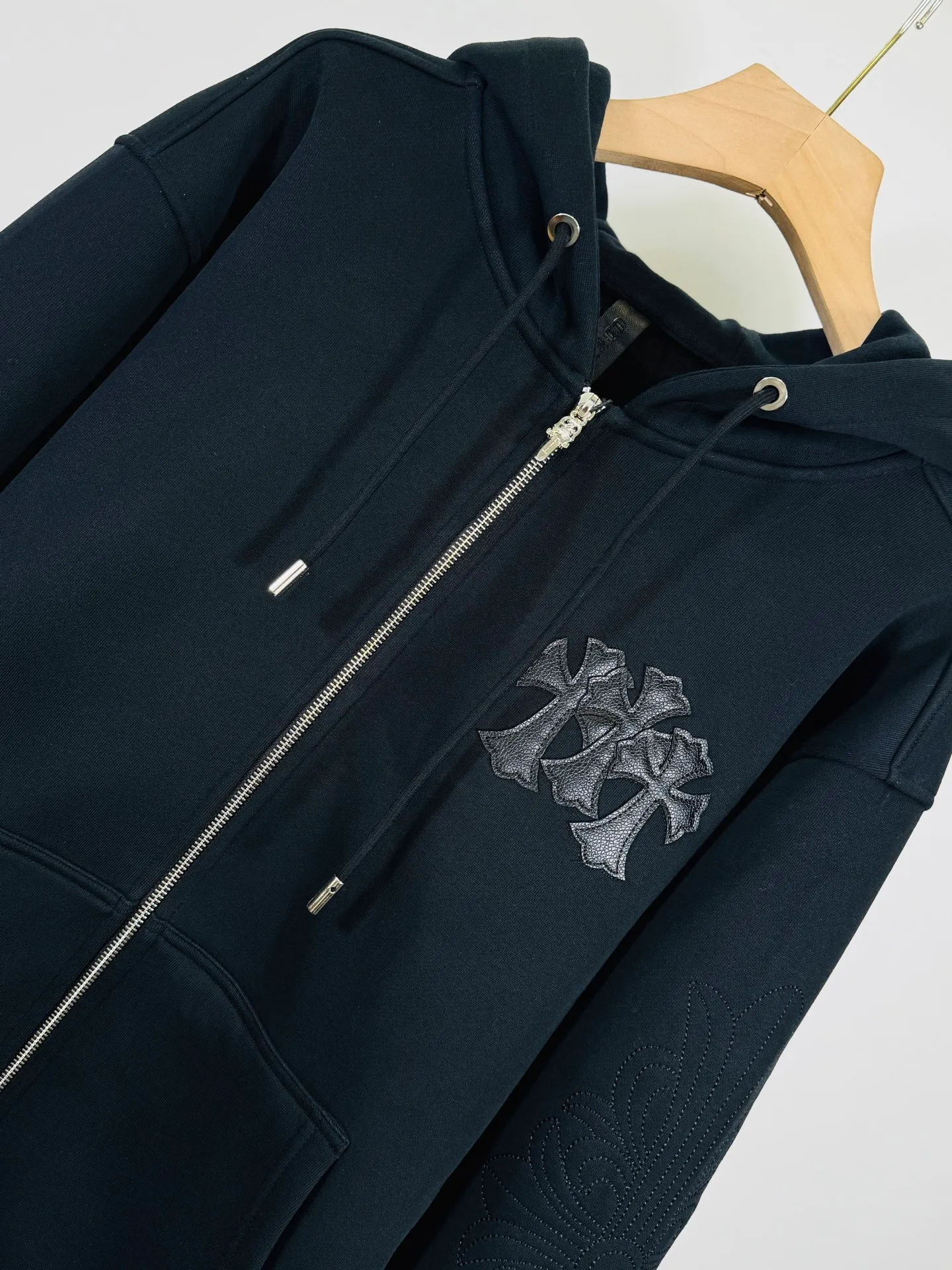 P380 top version, real shot without P, ​​different from market currency) 𝗖𝗵𝗿𝗼𝗺𝗲 𝗛𝗲𝗮𝗿𝘁𝘀/Cro Heart 2025 washed and burned flower patch embroidered autumn and winter new original single counter American patchwork 3D three-dimensional couple casual cardigan plus velvet jacket 👑The highest version! Customized fabric 550g tripe terry fabric! American acid-washed and distressed original fabric, laser burning + patch embroidery, exquisite embroidery of letters! The best-selling model in the counter, very comfortable to wear. Accessories: original molded and authenticated collar label➕100% silk wash label. Genuine purchase-grade original hangtag➕matching hanging rope➕3D hanging beads➕original packaging bag. Craftsmanship: The original version has consistent wiring! The highest version of the armhole matching technique! Color: Black Size: S M L XL Style No.: 25-372